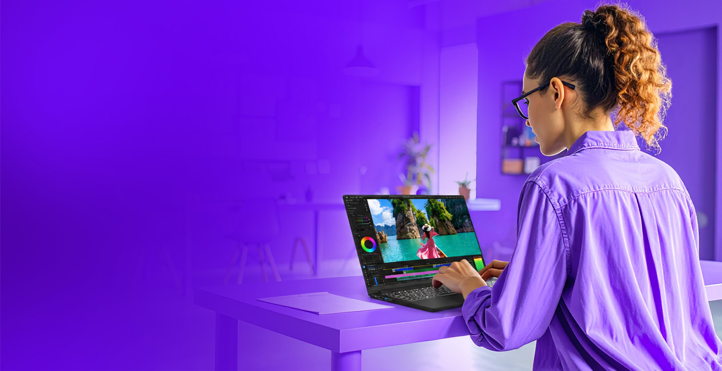 Intel Core Ultra işlemcili dizüstü bilgisayarla çalışan kullanıcı