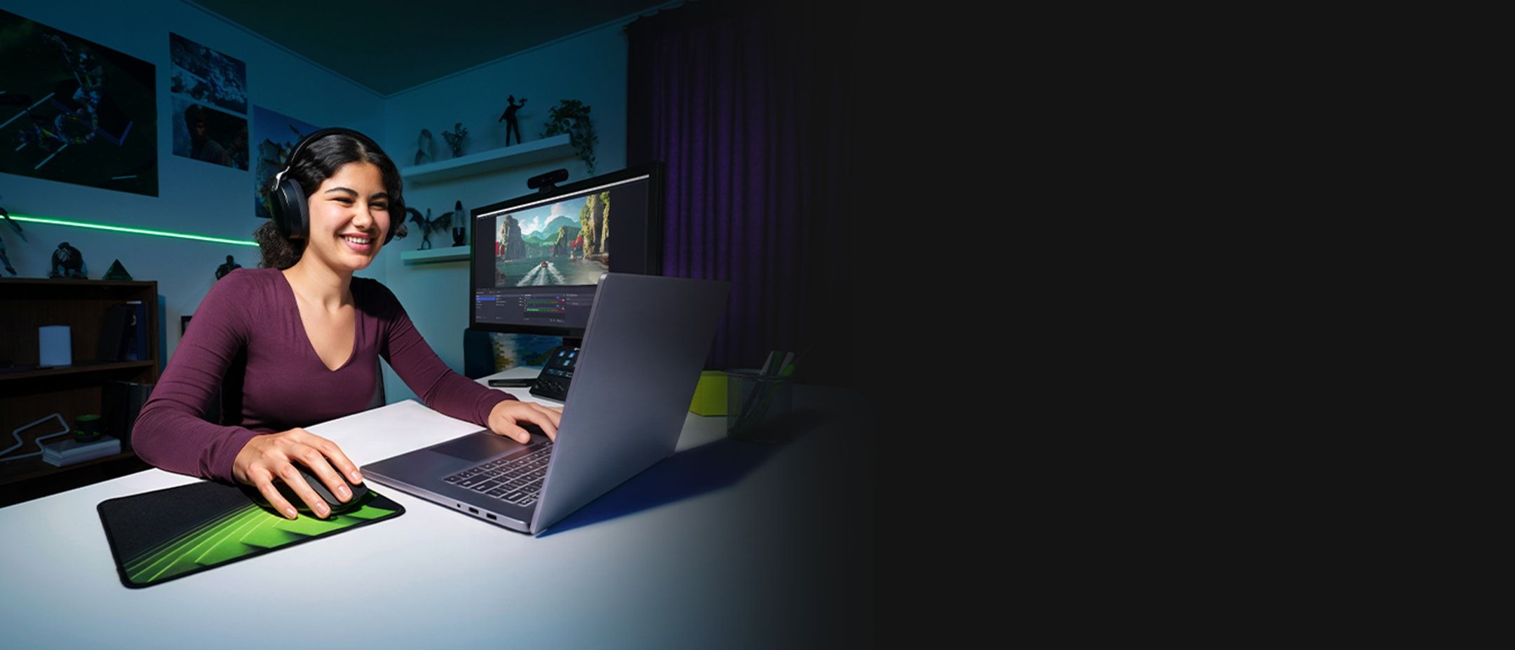 GeForce RTX dizüstü bilgisayarda oyun oynayan öğrenci